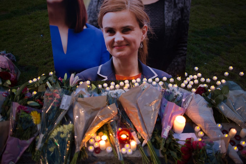 Flores rodean una foto de Jo Cox durante una vigilia en la Plaza del Parlamento, 2016. Fotógrafo: Dan Kitwood/Getty Images Flores rodean una foto de Jo Cox durante una vigilia en la Plaza del Parlamento, 2016. Fotógrafo: Dan Kitwood/Getty Images