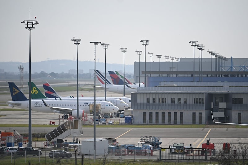 Nuevos aviones de pasajeros Airbus cerca de las instalaciones de Airbus SE en el aeropuerto de Toulouse-Blagnac, en Toulouse, Francia. Nuevos aviones de pasajeros Airbus cerca de las instalaciones de Airbus SE en el aeropuerto de Toulouse-Blagnac, en Toulouse, Francia.