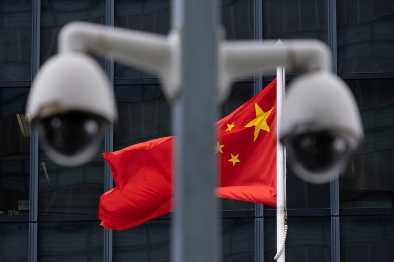 La bandera de China ondea detrás de un par de cámaras de vigilancia fuera de las oficinas del gobierno central en Hong Kong, China, el martes 7 de julio de 2020. Foto: Roy Liu/Bloomberg La bandera de China ondea detrás de un par de cámaras de vigilancia fuera de las oficinas del gobierno central en Hong Kong, China, el martes 7 de julio de 2020. Foto: Roy Liu/Bloomberg