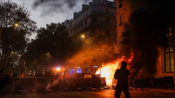 Carrefour reduz projeção de lucro e vê impacto de € 200 mi após protestos na França Carrefour reduz projeção de lucro e vê impacto de € 200 mi após protestos na França