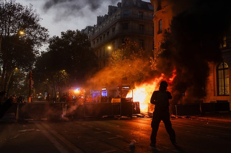 Carrefour reduz projeção de lucro e vê impacto de € 200 mi após protestos na França Carrefour reduz projeção de lucro e vê impacto de € 200 mi após protestos na França