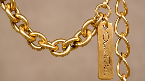 Oscar de la Renta amplía su negocio de reventa con artículos vintage Oscar de la Renta amplía su negocio de reventa con artículos vintage