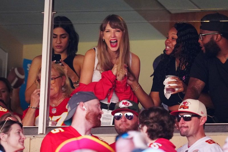Taylor Swift no estádio Arrowheads, no Kansas, assistindo ao jogo do Chicago Bears x Kansas City Chiefs Taylor Swift no estádio Arrowheads, no Kansas, assistindo ao jogo do Chicago Bears x Kansas City Chiefs