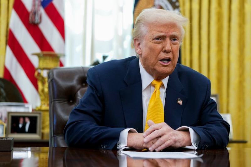 A primera hora de este martes, Trump sugirió que duplicaría los aranceles sobre los metales para Canadá en represalia por la imposición por parte de Ontario de un recargo del 25% sobre la electricidad enviada a los estados norteamericanos. A primera hora de este martes, Trump sugirió que duplicaría los aranceles sobre los metales para Canadá en represalia por la imposición por parte de Ontario de un recargo del 25% sobre la electricidad enviada a los estados norteamericanos.