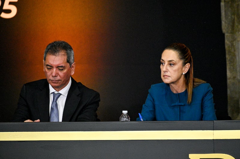 Edgar Amador Zamora y Claudia Sheinbaum durante el evento conmemorativo de los 100 años de la fundación de Banxico, en Ciudad de México el 25 de agosto de 2025. Edgar Amador Zamora y Claudia Sheinbaum durante el evento conmemorativo de los 100 años de la fundación de Banxico, en Ciudad de México el 25 de agosto de 2025.