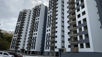 Un nuevo complejo urbanístico se construye en Caracas ante la despenalización del dólar Un nuevo complejo urbanístico se construye en Caracas ante la despenalización del dólar