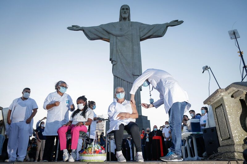 Trabajador de la salud administra una dosis de la vacuna de Sinovac Biotech Ltd. contra el coronavirus, en la estatua del Cristo Redentor en Río de Janeiro, Brasil. Trabajador de la salud administra una dosis de la vacuna de Sinovac Biotech Ltd. contra el coronavirus, en la estatua del Cristo Redentor en Río de Janeiro, Brasil.