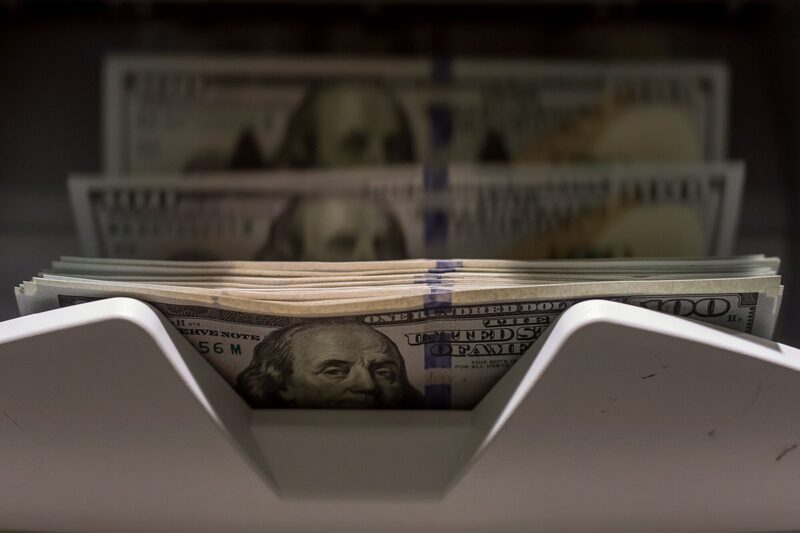 Dólar hoje: moeda americana opera de lado com pausa no rali global de ações Dólar hoje: moeda americana opera de lado com pausa no rali global de ações