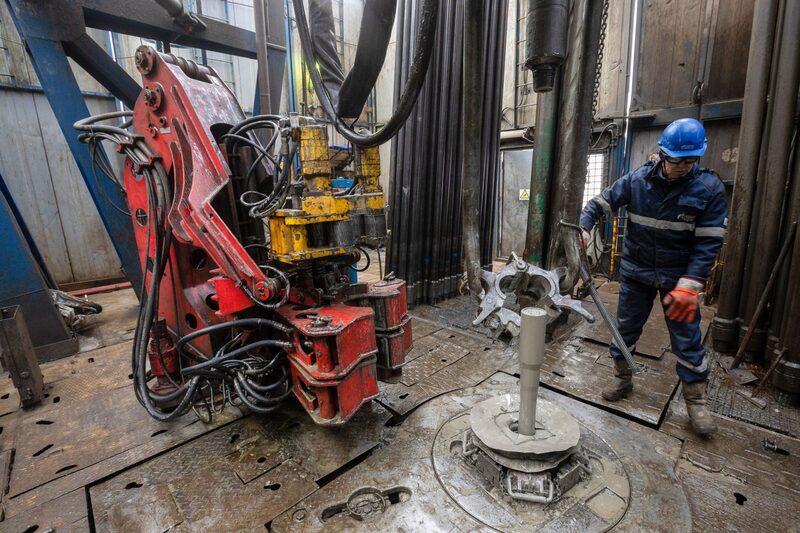 Un trabajador supervisa los procedimientos de perforación en una plataforma de perforación de gas en el campo de petróleo, gas y condensado de Gazprom PJSC. Un trabajador supervisa los procedimientos de perforación en una plataforma de perforación de gas en el campo de petróleo, gas y condensado de Gazprom PJSC.