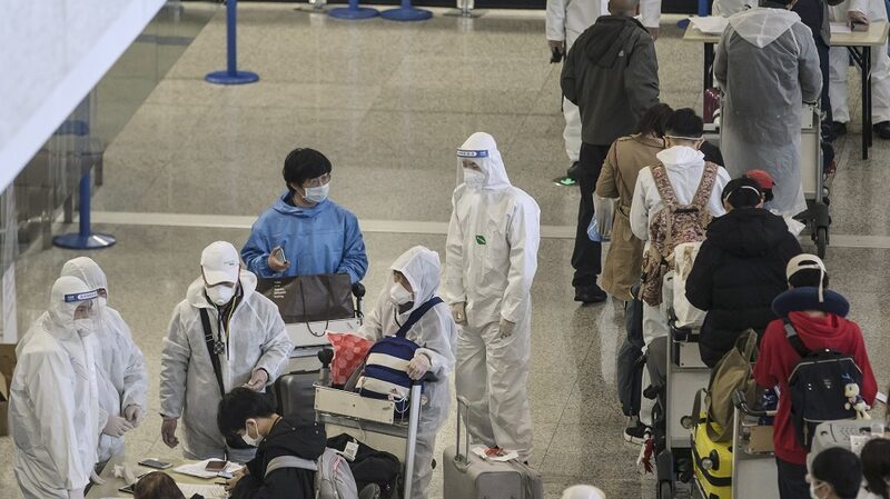 Novo estudo sugere que a variante ômicron pode ter menos probabilidade de enviar pacientes ao hospital do que a variante delta Novo estudo sugere que a variante ômicron pode ter menos probabilidade de enviar pacientes ao hospital do que a variante delta