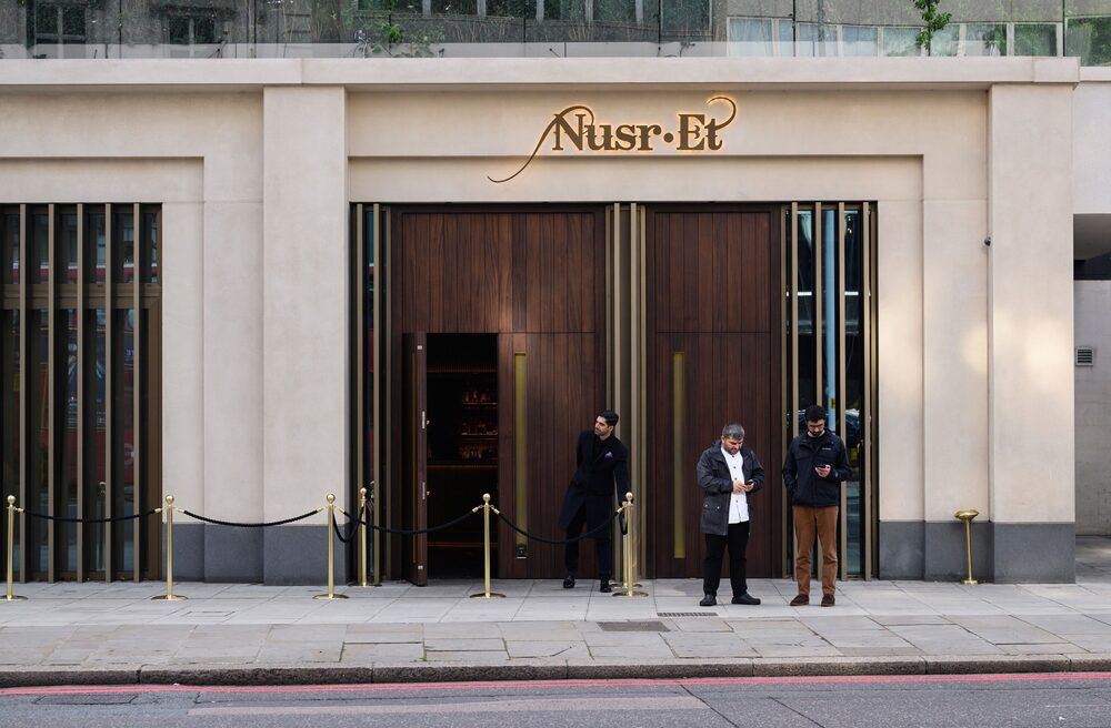 El restaurante de carnes Nusr-Et en el barrio londinense de Knightsbridge. Fotógrafo: Leon Neal/Getty Images Europe El restaurante de carnes Nusr-Et en el barrio londinense de Knightsbridge. Fotógrafo: Leon Neal/Getty Images Europe