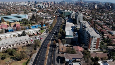 Fuertes lluvias provocan una crecida que arrastra vehículos y daña viviendas en Chile Fuertes lluvias provocan una crecida que arrastra vehículos y daña viviendas en Chile