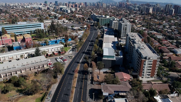 Fuertes lluvias provocan una crecida que arrastra vehículos y daña viviendas en Chile Fuertes lluvias provocan una crecida que arrastra vehículos y daña viviendas en Chile