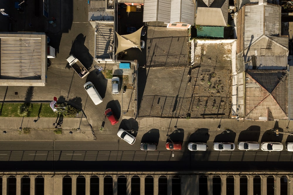 Vista aérea de las filas de autos esperando para obtener gasolian antes de la subida de precio este jueves en Chile. Fotógrafo: Cristóbal Olivares/Bloomberg Vista aérea de las filas de autos esperando para obtener gasolian antes de la subida de precio este jueves en Chile. Fotógrafo: Cristóbal Olivares/Bloomberg