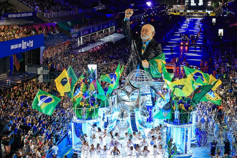 Miembros de la Academicos de Niteroi actúan durante los desfiles del Carnaval de 2026 en el Sambódromo de Sapucaí. Miembros de la Academicos de Niteroi actúan durante los desfiles del Carnaval de 2026 en el Sambódromo de Sapucaí.