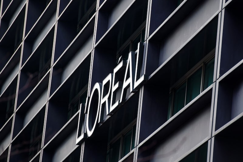 Un cartel de L'Oreal SA en la sede mundial de la empresa en París. Un cartel de L'Oreal SA en la sede mundial de la empresa en París.