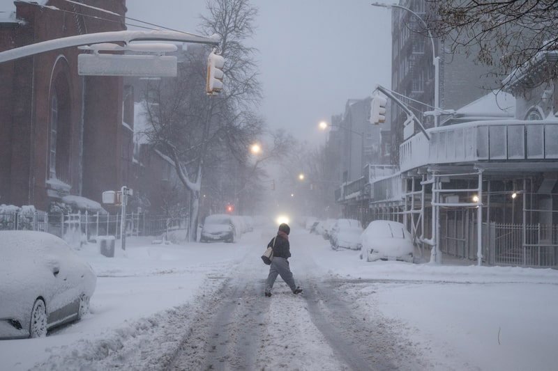 Un peatón camina por una calle cubierta de nieve durante una tormenta invernal en el distrito de Brooklyn, Nueva York, el 23 de febrero. Foto: Victor J. Blue/Bloomberg Un peatón camina por una calle cubierta de nieve durante una tormenta invernal en el distrito de Brooklyn, Nueva York, el 23 de febrero. Foto: Victor J. Blue/Bloomberg