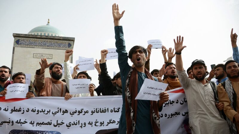 Ataques aéreos raros no Paquistão mostram tensão do Talibã após saída dos EUA Ataques aéreos raros no Paquistão mostram tensão do Talibã após saída dos EUA