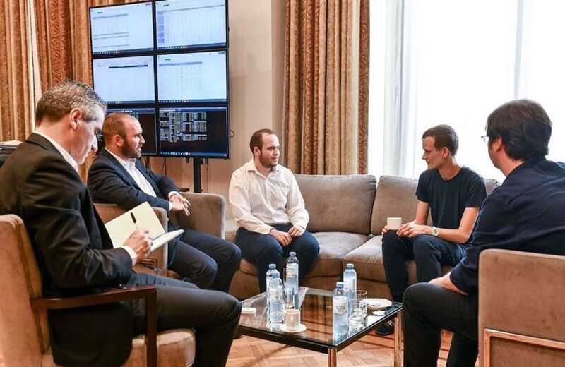El ministro de Economía de Argentina conversó con el cofundador de Ethereum. El ministro de Economía de Argentina conversó con el cofundador de Ethereum.