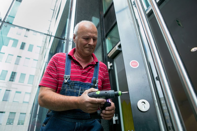 Jochen Heyn, un jubilado de 63 años, repara una cerradura en un edificio de oficinas donde trabaja cinco horas y media a la semana como técnico de mantenimiento, en Berlín, Alemania, el miércoles 22 de abril de 2015. Jochen Heyn, un jubilado de 63 años, repara una cerradura en un edificio de oficinas donde trabaja cinco horas y media a la semana como técnico de mantenimiento, en Berlín, Alemania, el miércoles 22 de abril de 2015.
