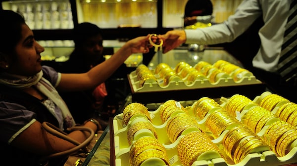 Bilionário indiano do setor de joias vê ouro em alta no longo prazo com riscos globais Bilionário indiano do setor de joias vê ouro em alta no longo prazo com riscos globais