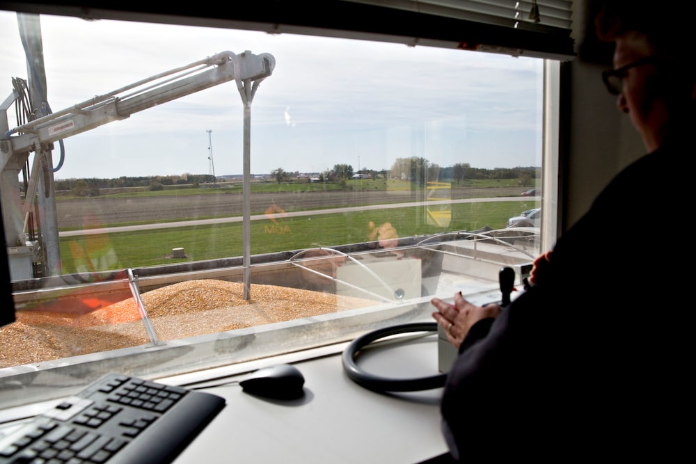 Un empleado maneja una sonda durante una entrega de maíz en una instalación de grano de Archer-Daniels-Midland Co. Un empleado maneja una sonda durante una entrega de maíz en una instalación de grano de Archer-Daniels-Midland Co.