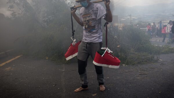 Bonos de Ecuador caen; las protestas reviven recuerdos de default 2020 Bonos de Ecuador caen; las protestas reviven recuerdos de default 2020