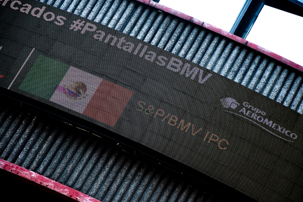 La bolsa de México inició el viernes con pérdidas tras las amenazas arancelarias de Trump. La bolsa de México inició el viernes con pérdidas tras las amenazas arancelarias de Trump.