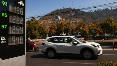 Inversores chilenos se refugian en bonos ligados a la inflación tras el shock de la gasolina Inversores chilenos se refugian en bonos ligados a la inflación tras el shock de la gasolina