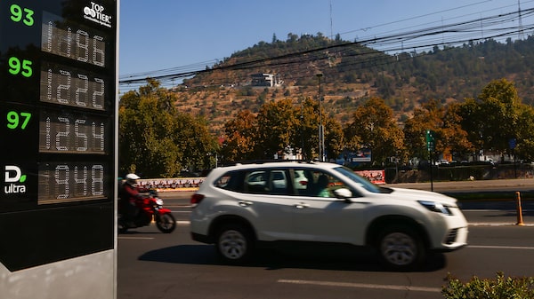 Inversores chilenos se refugian en bonos ligados a la inflación tras el shock de la gasolina Inversores chilenos se refugian en bonos ligados a la inflación tras el shock de la gasolina