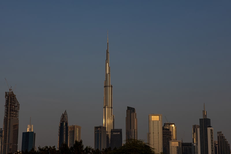 El rascacielos Burj Khalifa, en el centro, durante el día en que los sistemas de defensa repelieron misiles y drones iraníes en Dubái, Emiratos Árabes Unidos, el domingo 1 de marzo de 2026. Foto: Christopher Pike/Bloomberg vía Getty Images El rascacielos Burj Khalifa, en el centro, durante el día en que los sistemas de defensa repelieron misiles y drones iraníes en Dubái, Emiratos Árabes Unidos, el domingo 1 de marzo de 2026. Foto: Christopher Pike/Bloomberg vía Getty Images