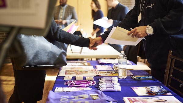 Crece riesgo de recesión mientras mercado laboral de EE.UU. parece resistir a la Fed Crece riesgo de recesión mientras mercado laboral de EE.UU. parece resistir a la Fed