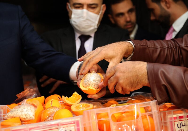 Naranjas falsas rellenas de pastillas de Captagon, interceptadas por la aduana y la brigada antidroga en el puerto de Beirut, Líbano, en 2021. Fotógrafo: Anwar Amro/AFP/Getty Images Naranjas falsas rellenas de pastillas de Captagon, interceptadas por la aduana y la brigada antidroga en el puerto de Beirut, Líbano, en 2021. Fotógrafo: Anwar Amro/AFP/Getty Images