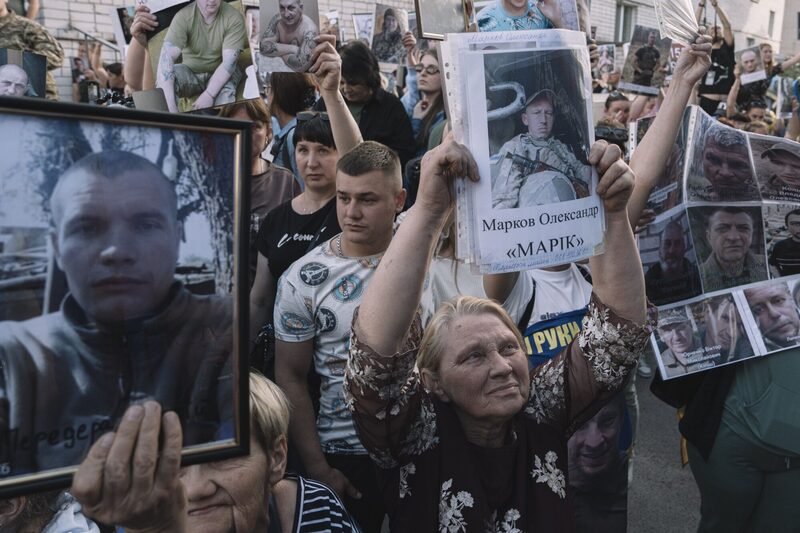 Familiares y personal militar dan la bienvenida a militares ucranianos tras un importante intercambio de prisioneros de guerra con Rusia en un lugar no revelado de Ucrania, el viernes 23 de mayo de 2025. Familiares y personal militar dan la bienvenida a militares ucranianos tras un importante intercambio de prisioneros de guerra con Rusia en un lugar no revelado de Ucrania, el viernes 23 de mayo de 2025.