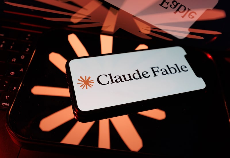 El logotipo de inteligencia artificial de Claude Fable en un teléfono inteligente. Fotógrafo: Andrey Rudakov/Bloomberg. El logotipo de inteligencia artificial de Claude Fable en un teléfono inteligente. Fotógrafo: Andrey Rudakov/Bloomberg.