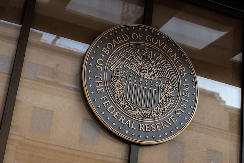 El sello de la Junta de Gobernadores de la Reserva Federal de los Estados Unidos. El sello de la Junta de Gobernadores de la Reserva Federal de los Estados Unidos.