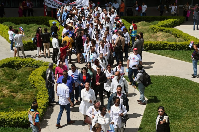 Médicos cubanos caminan hasta un autobús en el Aeropuerto Internacional de Palmerola, cerca de Tegucigalpa, Honduras, en febrero de 2024. Foto: Orlando Sierra/AFP/Getty Images Médicos cubanos caminan hasta un autobús en el Aeropuerto Internacional de Palmerola, cerca de Tegucigalpa, Honduras, en febrero de 2024. Foto: Orlando Sierra/AFP/Getty Images