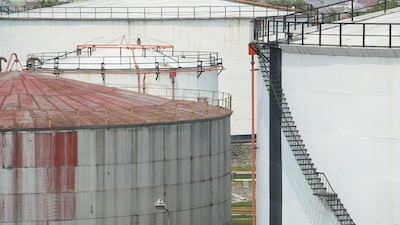 Mercados emergentes fluctúan mientras cae el petróleo y se moderan temores por Irán Mercados emergentes fluctúan mientras cae el petróleo y se moderan temores por Irán