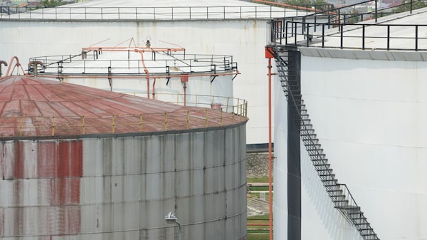 Mercados emergentes fluctúan mientras cae el petróleo y se moderan temores por Irán Mercados emergentes fluctúan mientras cae el petróleo y se moderan temores por Irán
