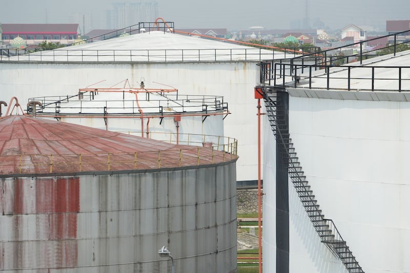 Depósitos de combustible en una terminal de PT Pertamina en Pelumpang, Yakarta (Indonesia). Fotógrafo: Dimas Ardian/Bloomberg Depósitos de combustible en una terminal de PT Pertamina en Pelumpang, Yakarta (Indonesia). Fotógrafo: Dimas Ardian/Bloomberg
