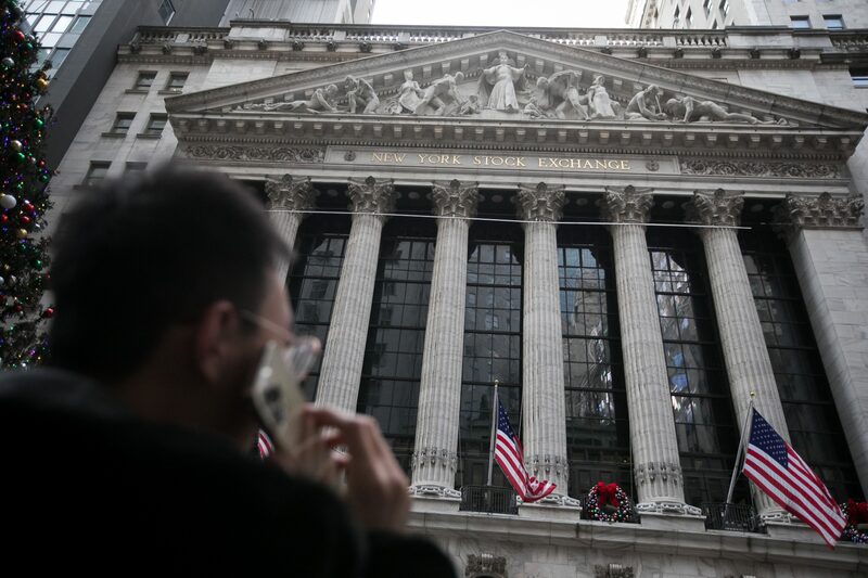 Foto tirada de um ângulo mais baixo mostrando a fachada da Bolsa de Valores de Nova York (NYSE) Foto tirada de um ângulo mais baixo mostrando a fachada da Bolsa de Valores de Nova York (NYSE)