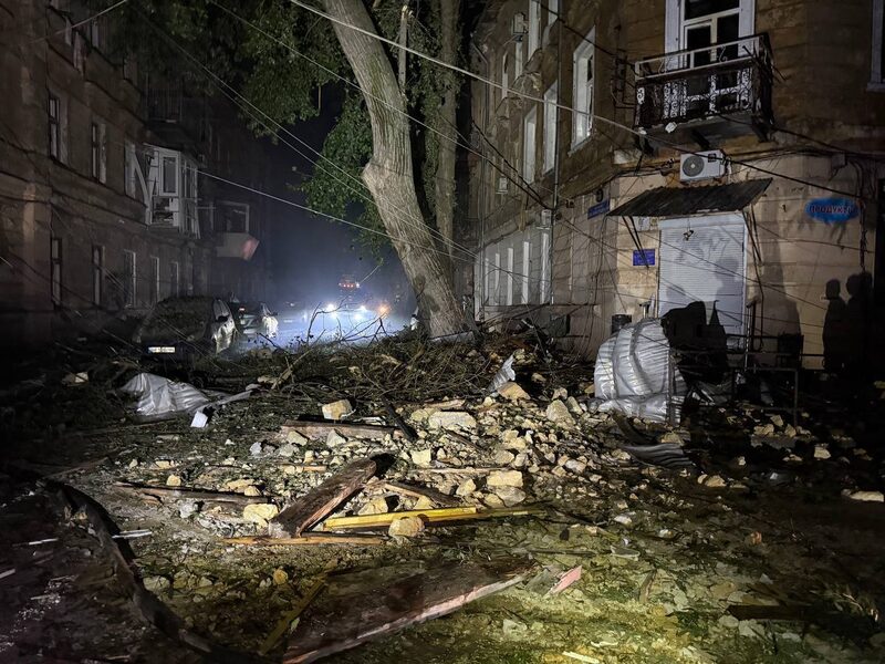 En Kiev, actualmente envuelta en la niebla por los incendios y las secuelas de los proyectiles derribados, una flota de drones rusos alcanzó edificios de apartamentos. En Kiev, actualmente envuelta en la niebla por los incendios y las secuelas de los proyectiles derribados, una flota de drones rusos alcanzó edificios de apartamentos.