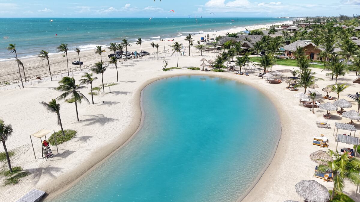 Próximo do Vila Carnaúba, que abrigará o hotel Anantara, já funciona o Carnaúba Wind House, um beach club com lagoa artificial e centro de treinamento para kitesurfistas
