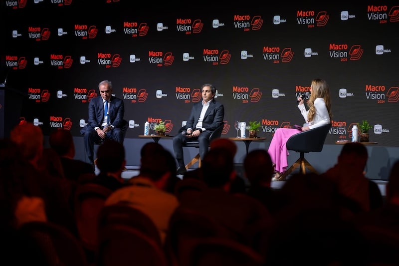 A partir da esq., Rogério Xavier, da SPX, Bruno Serra e Mariana Dreux, ambos da Itaú Asset, em painel do Itaú Macro Vision em São Paulo nesta segunda-feira (14) (Foto: Divulgação) A partir da esq., Rogério Xavier, da SPX, Bruno Serra e Mariana Dreux, ambos da Itaú Asset, em painel do Itaú Macro Vision em São Paulo nesta segunda-feira (14) (Foto: Divulgação)