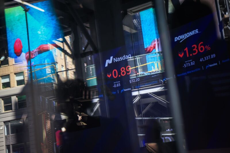 Información bursátil en el Nasdaq MarketSite de Nueva York. Información bursátil en el Nasdaq MarketSite de Nueva York.