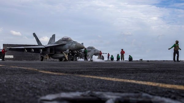 Trump ameaça atacar navios iranianos com início de bloqueio no Estreito de Ormuz Trump ameaça atacar navios iranianos com início de bloqueio no Estreito de Ormuz