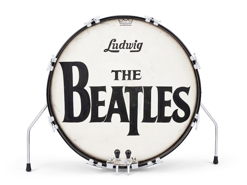 El parche de bombo con el logo de The Beatles El parche de bombo con el logo de The Beatles