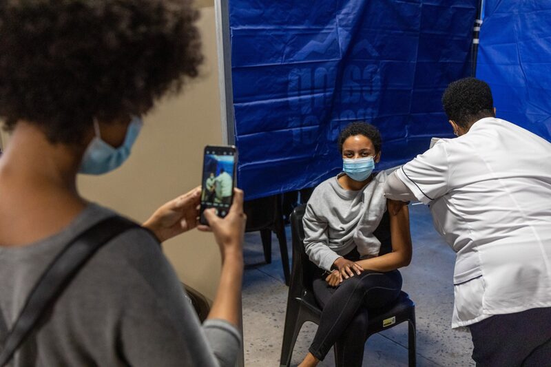 Pesquisa descobriu que 31% das pessoas não vacinadas afirmam que ficariam mais propensas a se vacinar após a aprovação total pelo órgão Pesquisa descobriu que 31% das pessoas não vacinadas afirmam que ficariam mais propensas a se vacinar após a aprovação total pelo órgão