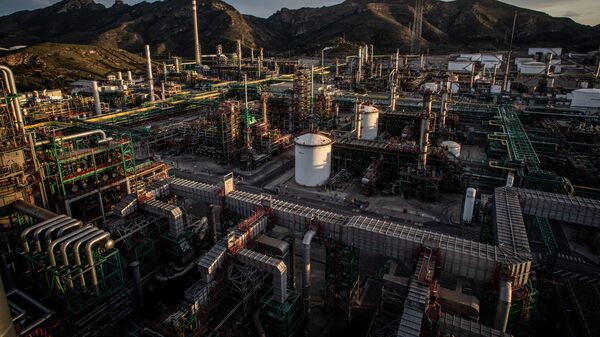 Petróleo salta con miedo por suministro; UE considera prohibición rusa Petróleo salta con miedo por suministro; UE considera prohibición rusa