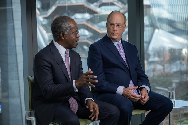 "Bayo" Ogunlesi, cofundador da Global Infrastructure Partners, ao lado de Larry Fink, CEO da BlackRock: gestora comprou a GIP por cerca de US$ 12,5 bilhões "Bayo" Ogunlesi, cofundador da Global Infrastructure Partners, ao lado de Larry Fink, CEO da BlackRock: gestora comprou a GIP por cerca de US$ 12,5 bilhões